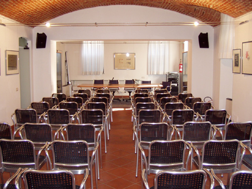 Immagine della sala convegni della Fondazione Cassa di Risparmio di Biella