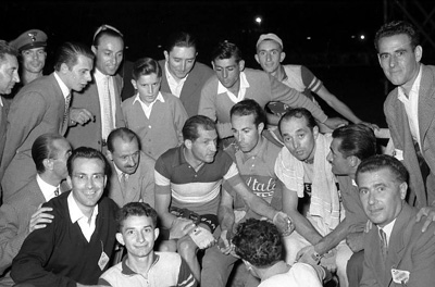 Fotografia in bianco e nero di Bartali in mezzo a un gruppo di gente