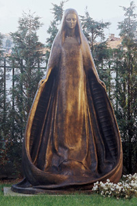 Immagine della madonna situata nel giardino della Fondazione Cassa di Risparmio di Biella