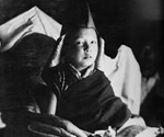 Fotografia in bianco e nero di un bambino tibetano