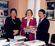 Dr. Vichai Varasirikul, Addetto culturale dell'Ambasciata Thailandese in Italia consegna i volumi thailandesi al Cesmeo.