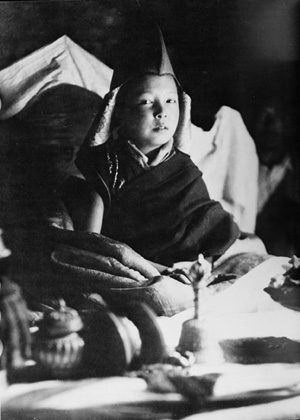Fotografia in bianco e nero di un bambino tibetano