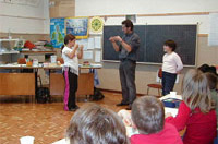 Immagine di una lezione di segni alle scuole medie