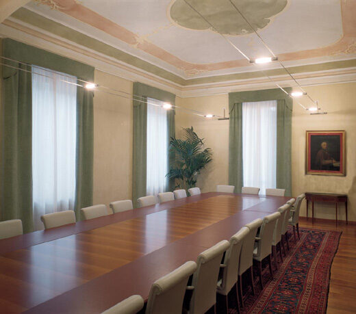 Immagine della sala consiglio della Fondazione Cassa di Risparmio di Biella
