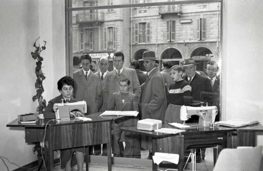 Biella, anni '60. Inaugurazione del negozio di macchine per cucire Necchi situato in Via Italia all'altezza di Piazza Fiume