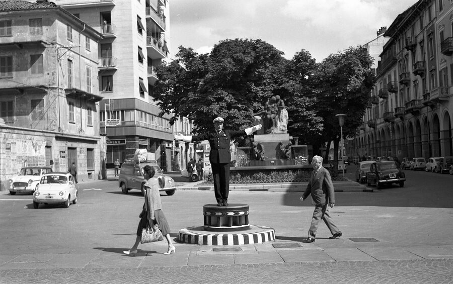 Biella, 1960. Vigile nello slargo tra Viale Matteotti e l'inizio di Via Italia