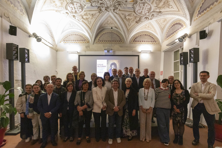 Foto di gruppo degli organizzatori, dei partner e dello staff della mostra "Steve McCurry. Uplands&Icons"