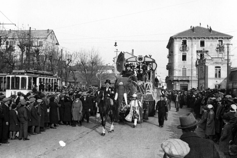 Biella, 1934. Sfilata di Carnevale in Via La Marmora