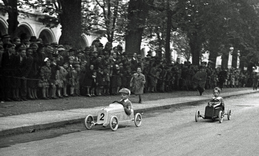 Biella, fine anni '30. Gara di macchine per bambini in Viale Regina Margherita (l'attuale Viale Matteotti)