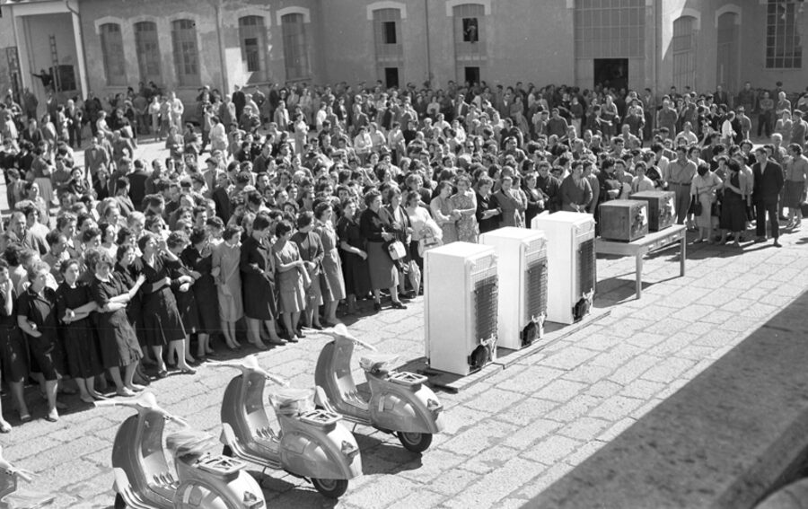 Vigliano Biellese, 1960. Premiazione degli operai della Pettinatura Italiana