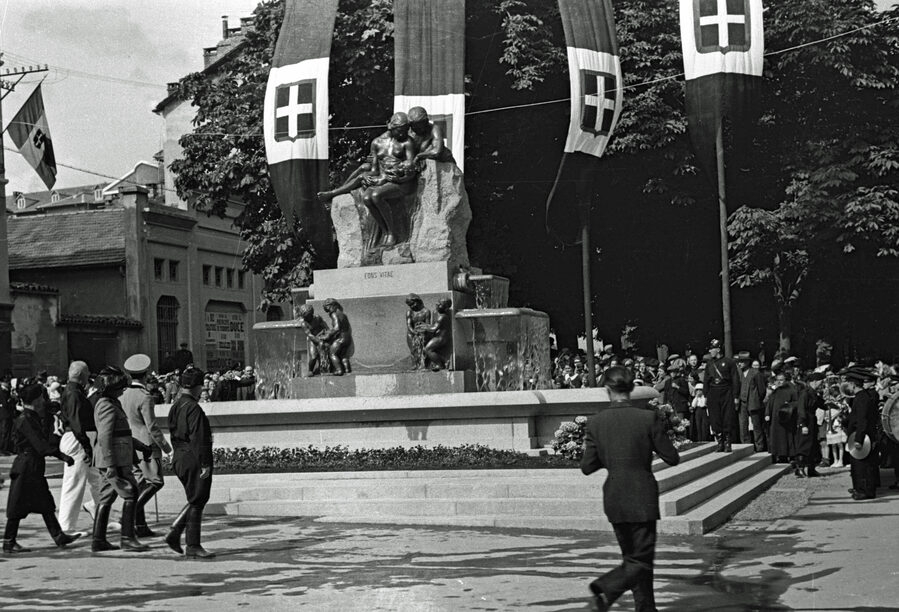 Biella, 17 giugno 1936. Inaugurazione della "Fons Vitae" di Viale Regina Margherita (l'attuale Viale Matteotti) alla presenza del principe Umberto di Savoia