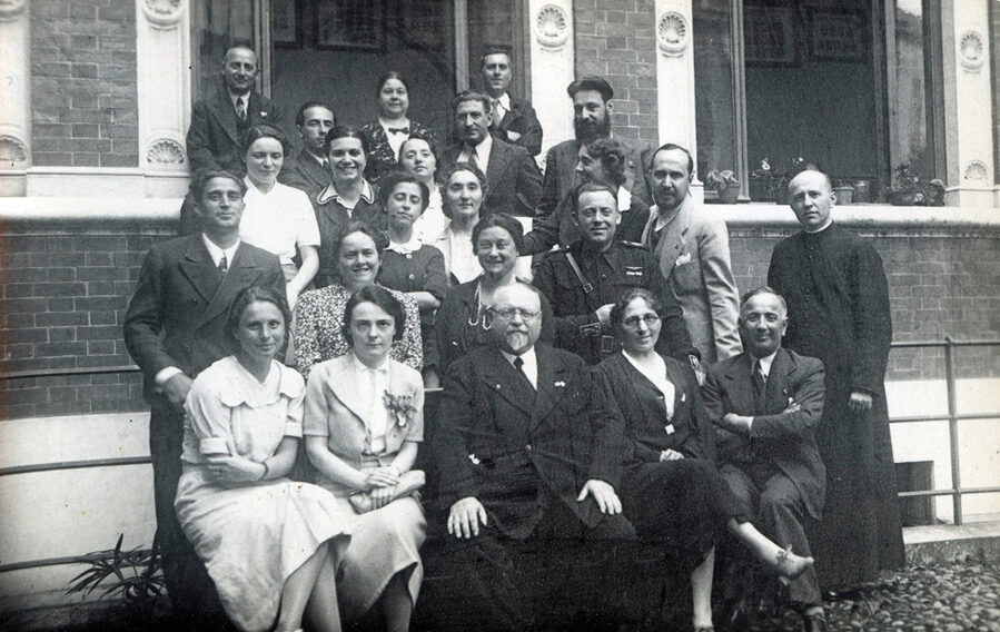Seconda metà degli anni '30. Il preside Albino Machetto seduto al centro in primo piano tra docenti e alunni (foto Maria Zago)