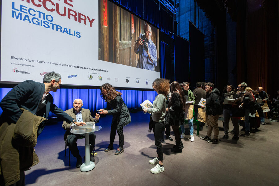Steve McCurry firma il catalogo della mostra al Cinema Teatro Odeon di Biella