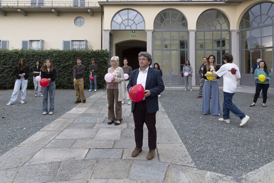 Lettura della poesia E prima vennero accompagnata da una performance realizzata con palloncini di colori diversi per simboleggiare le diverse categorie di deportati nei campi di sterminio