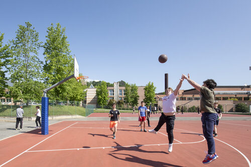 Studenti che giocano a basket a Città Studi