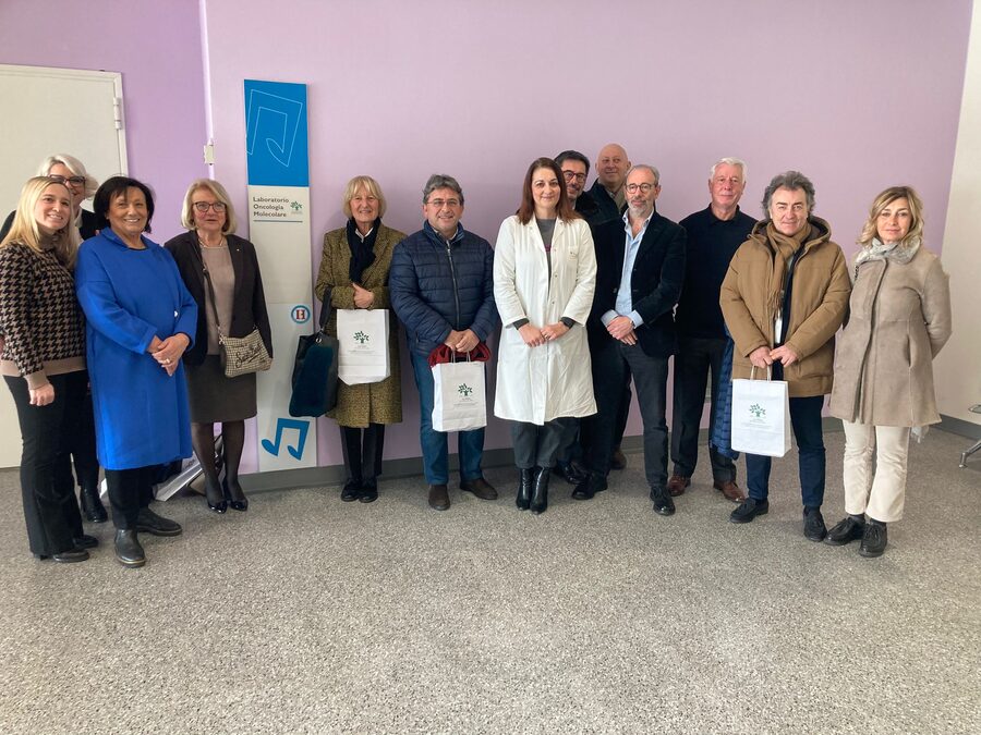 Maria Scatolini guida la visita al laboratorio di oncologia molecolare
