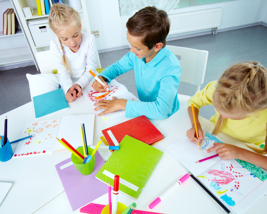 bambini che disegnano a scuola
