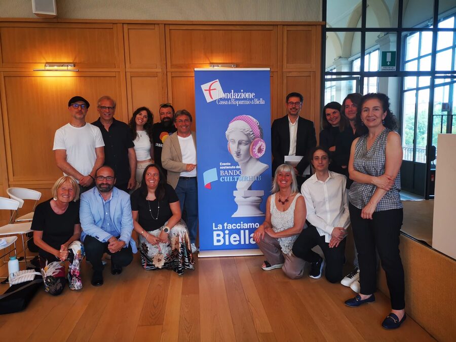 Foto di gruppo dei rappresentanti degli enti sostenuti dal bando CulturHub