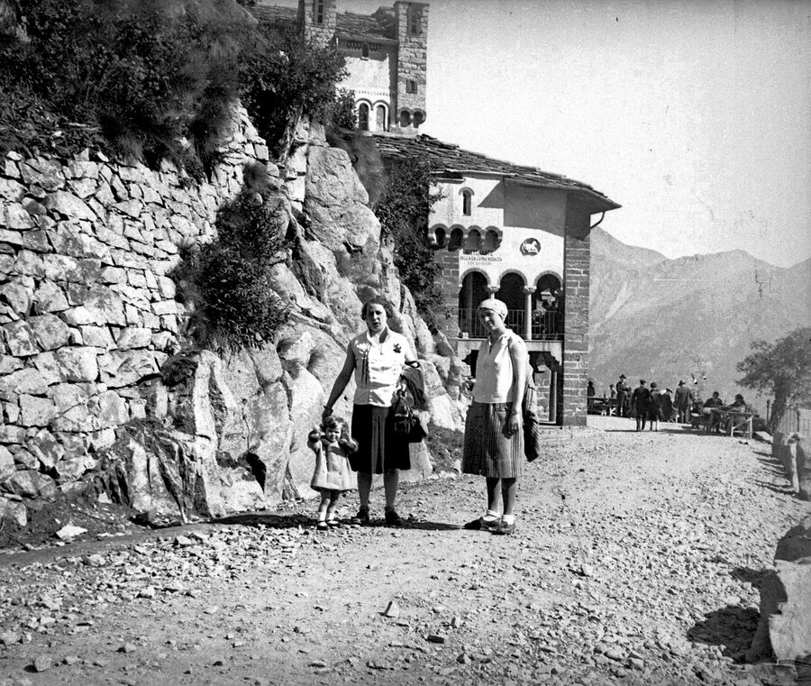 Donne con bambina alla Galleria Rosazza, 1930 circa