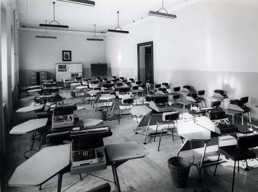 Anni '60. Aula del calcolo contabile elettrico (foto Aldo Massini)