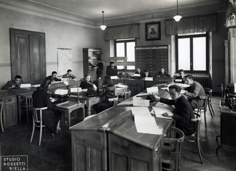 Anni '30. Aula esercitazioni di Tecnica Commerciale e Amministrativa delle aziende industriali (foto Studio Rossetti)